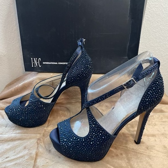 INC International Concepts Melvie2nvy Eclipse Heels - Picture 2 of 3